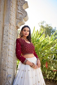 Conjunto de Lehenga Choli de Alta Calidad con Bordado Intenso y Secado Rápido, con Dupatta, para Bodas y Fiestas, Hecho de Poliéster, Corte Holgado - Product Image 3