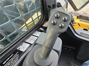 Minicargadora con accesorio de cubo 2018 DEERE 325G Alta eficiencia operativa con sistema hidráulico de alto flujo - Product Image 4