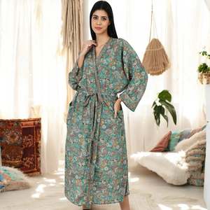Conjunto de Kimono y Camiseta de Seda 100% para Mujer, Estampado Paisley Verde y Rosa, Bata Suave Tejida para el Hogar o la Noche, Talla Única, Regalo para Ella - Product Image 3