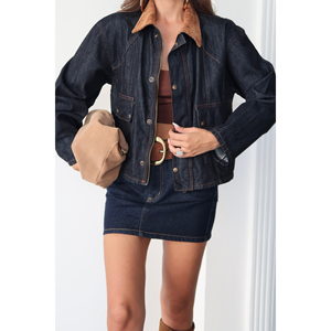 Chaqueta Vaquera Azul Marino para Mujer con Elegante Detalle de Cuello de Terciopelo - Product Image 5