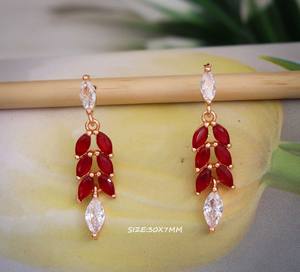 Boucles d'oreilles pendantes de qualité supérieure en forme de fleur, en alliage de zinc, avec zircone rouge et placage anti-ternissement, idéales pour les fêtes - Product Image 1
