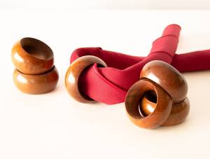 Ensemble d'anneaux de serviette en bois faits à la main avec des motifs sculptés en forme de croix - nouveau look - tendance - Product Image 2