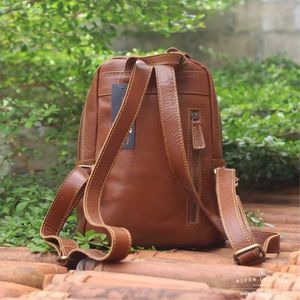 Mochila de cuero genuino de primera calidad Mochila de cuero de vaca elegante y duradera Ideal para viajes, trabajo o uso diario - Product Image 5