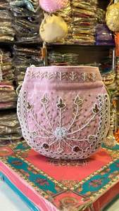 Bolsa Potli India Hecha a Mano de Metal, Bolsos Vintage de Latón Dorado y Plateado con Grabado a Mano, Bolsos Potli Dorados - Product Image 4