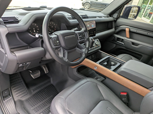 SUV todoterreno de lujo usado 2024, estilo Defender, alto rendimiento, en buen estado, con garantía contra accidentes. - Product Image 6