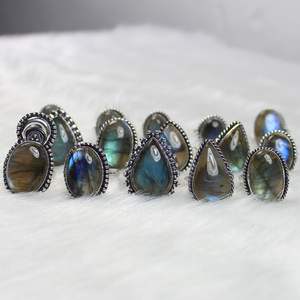 Anillo de piedras preciosas de labradorita natural Anillo Chapado en plata Venta al por mayor Anillo de cabujones de labradorita Venta al por mayor Suministro de joyería de piedras preciosas - Product Image 2