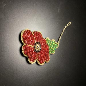 Tentures de Noël de luxe sur mesure avec broderie et paillettes parfaites pour les fêtes. Idéal pour les manteaux de sapin de Noël - Product Image 1