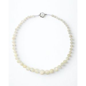 Collier gradué en nacre blanche avec fermoir en or rose - Product Image 1