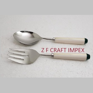 Juego de cucharas para servir ensalada de acero inoxidable con mango de resina con incrustaciones de latón, nuevos accesorios de cocina, cuchara para servir alimentos, tendencia americana - Product Image 1