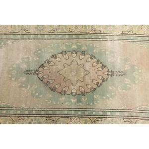 Tapis turc vintage, 2,8x6,3 pieds, vert beige géométrique avec éléments floraux - Product Image 5
