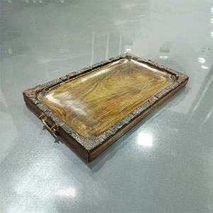 Bandeja de corteza de madera de diseño de lujo con técnica de horno con mango de metal para bandeja de madera natural de fiesta con textura brillante - Product Image 5