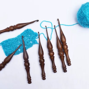Crochet en bois moderne fait main, écologique, de haute qualité, avec une prise en main confortable et lisse, idéal pour le tricot à la main. - Product Image 1