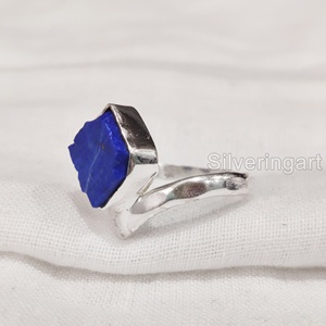 Bague pour femme en pierre brute, Lapis Lazuli naturel, motif couronne en V, en argent sterling 925, bijoux de Noël - Product Image 1