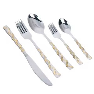 Ensemble de couverts de qualité supérieure en noir et or mat pour une salle à manger chic, une cuisine moderne et une décoration de table - Product Image 6