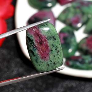 พลอยทับทิมธรรมชาติทรงรี/ทรงลูกแพร์/ทรงคุชชั่น สีเขียว ประกายมุก ขนาด 32-20 มม. น้ำหนัก 195 กะรัต สร้อยคอจี้ทำมือจากโปแลนด์ ขายส่ง - Product Image 4