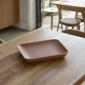 Plateau de service en bois classique au design intemporel, idéal pour servir des aliments et des boissons - Product Image 2