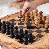 Jeu d'échecs de luxe artisanal en bois d'olivier, imitation antique sculptée, bords bruts, pièce unique, ArtisRaw, style méditerranéen vintage