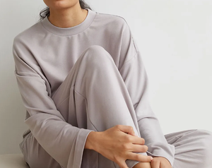 ชุดนอนผู้หญิงลายโลโก้ OEM ดีไซน์ทันสมัย กางเกงขาสั้น ชุดนอนผ้าฝ้าย 100% ใส่สบาย ระบายอากาศได้ดี - Product Image 4