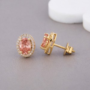 Pendientes de Diamante Rosa Ovalado Cultivado en Laboratorio con Certificado IGI, con Halo de Diamantes en Oro Blanco/Amarillo/Rosa de 14K - Product Image 4