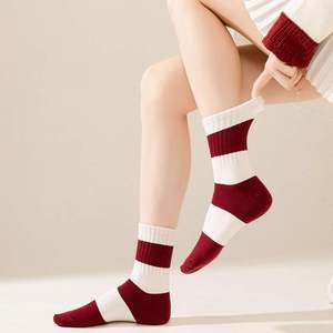 Chaussettes d'hiver décontractées en coton écologiques personnalisées avec nœud rouge pour hommes en gros - Product Image 4
