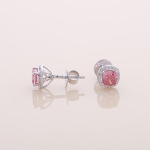Boucles d'oreilles clous en or jaune, blanc et rose 14 carats avec diamant rose de laboratoire taille coussin 1,68 ct et halo, fermeture à vis - Product Image 6