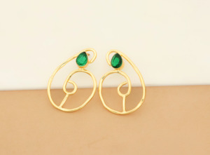 Pierres précieuses vert émeraude de forme goutte d'eau abstraite, fabriquées à la main, design en spirale artistique, bijoux de déclaration pour une élégance moderne - Product Image 2