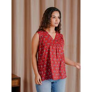Top Corto Transpirable de Algodón Mulmul con Estampado de Bloques Rojos y Tejido Butti - Product Image 4