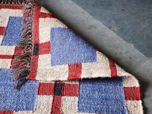 พรมปอกระเจาขนสัตว์สีเบจสีฟ้าและสีแดงแบบทอมือพรมปูพื้นแบบแบนพื้นผิวลายตารางสำหรับพื้นที่ทันสมัยซักได้ - Product Image 3