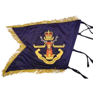 El estandarte es principalmente azul oscuro o negro con flecos dorados y un escudo bordado. - Product Image 3
