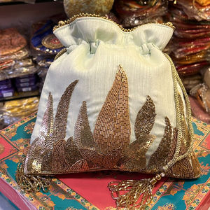 Venta caliente nuevo bolso de deshierbe étnico de diseñador hecho a mano Potli con cordón de cuentas bolso al por mayor precio indio disponible - Product Image 1