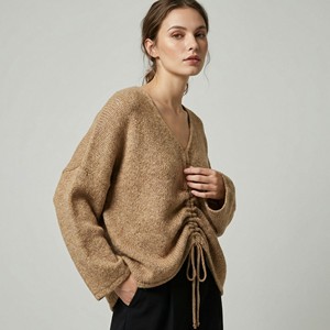Suéter de punto holgado con cuello en V y escote fruncido, 18% lana - Product Image 1