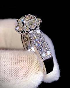 Bague de fiançailles en moissanite brillante pour femmes, argent sterling 925, sertie à griffes, plaqué rhodium, tendance, or blanc glacé, alliance - Product Image 3