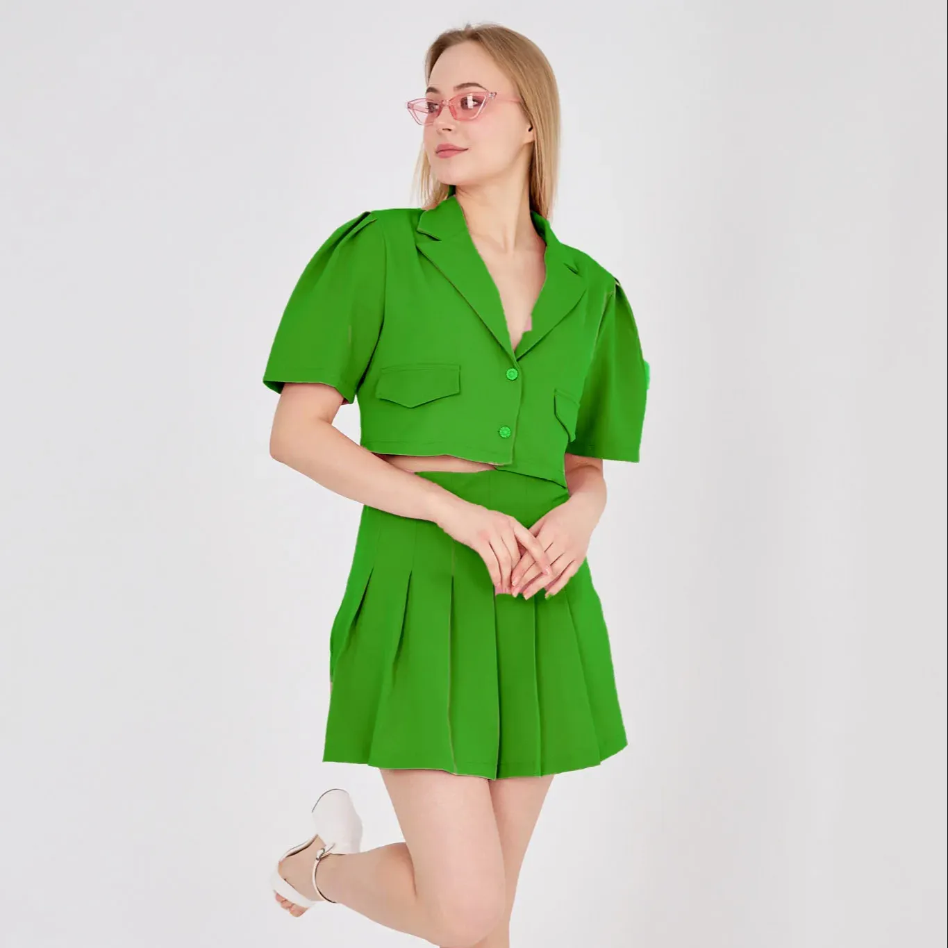 Conjunto de falda y chaqueta de tela de pantalones cortos de color verde Conjunto de falda y chaqueta de pantalones cortos detallados con botones verdes