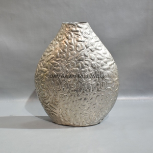 Jarrón decorativo de metal plateado hecho a mano con patrón floral texturizado y cuerpo curvo para una lujosa pieza de acento interior - Product Image 4