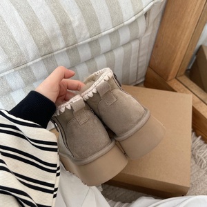Bottes courtes épaisses de style designer, en laine épaisse avec doublure en coton doux, semelle extérieure en caoutchouc EVA antidérapante, chaussures respirantes pour l'hiver - Product Image 3