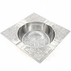 Cendrier en métal argenté carré vintage en gros avec motif floral gravé orné Accessoire de fumeur pour la maison et le bar Fournisseur de cendriers - Product Image 6