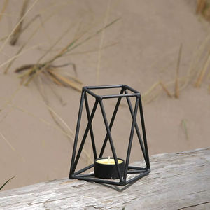 Candelabro de Metal Ornamentado, Centro de Mesa Decorativo de Arte Inspirado, Elegante para Sala de Estar o Comedor - Product Image 1