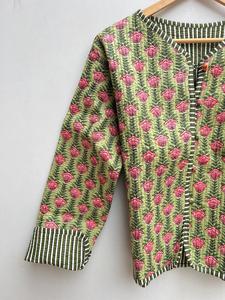 Veste matelassée réversible écologique à motifs floraux en jersey de coton respirant à boutons, dessinée à la main en Inde - Product Image 5