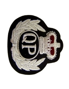 Patch d'insigne de broderie en fil et laine 100% personnalisé Utilisation extérieure légère pour les vêtements Queens Land Badges - Product Image 2