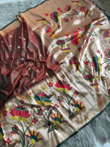 ผ้าส่าหรีไหมพายทานีสำหรับผู้หญิง พร้อมพัลลูสีทองหรูหรา ลายดอกบัวและนกยูงสีทองสดใส ขอบลายดอกไม้สีทอง ผลิตในอินเดีย - Product Image 4