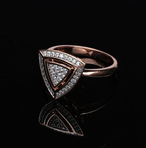 Bague en or 14 carats avec diamant naturel au design trillion géométrique moderne avec diamants ronds pavés dans un cadre triangulaire superposé - Product Image 3