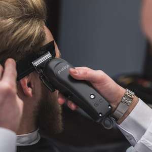 Cortadora de Pelo Inalámbrica con Motor Supercargado de 2500mAh, Acabado Metálico Negro Mate, Resistente al Agua IPX7, Recargable por USB, con Cable Francés - Product Image 1