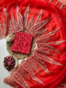 Heavy Multy Coading & Sequins Trabajo de bordado realizado en Sari que combina patrones florales digitales con textura suave y cortina fluida - Product Image 5