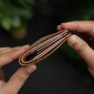 Cartera vertical de piel plegable No.86 en color marrón italiano - Product Image 1