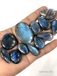 Pierre précieuse naturelle en feu bleu, cabochon, forme et taille mélangées, environ 20 à 30 mm. - Product Image 3