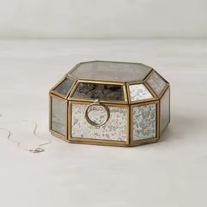 Boîte en verre de haute qualité avec cadre en métal doré, taille et forme personnalisables pour les cadeaux de mariage - Product Image 6