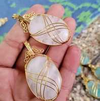 Collier en pierres précieuses enveloppées de fil fait à la main avec pendentif ovale en opale naturelle, style classique, bijoux de guérison par les cristaux