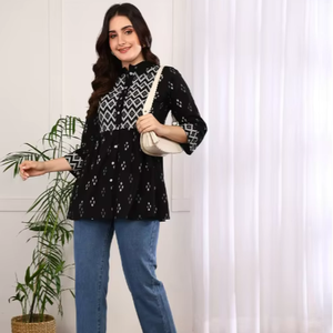 Kurti court en coton noir à imprimé géométrique pour femmes, avec col et manches 3/4, coupe ajustée au niveau des hanches, pour un usage quotidien - Product Image 1