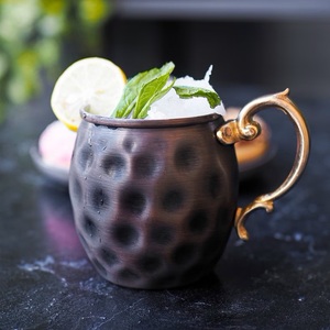 Tasse en cuivre antique Moscow Mule Marmered Design Barware Tasse à vin et à bière gravée Tasse à boire de bière Tumbler - Product Image 1