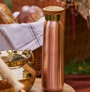 Une grande bouteille d'eau en cuivre mince avec une forme simple et élégante et une surface lisse et réfléchissante. - Product Image 2